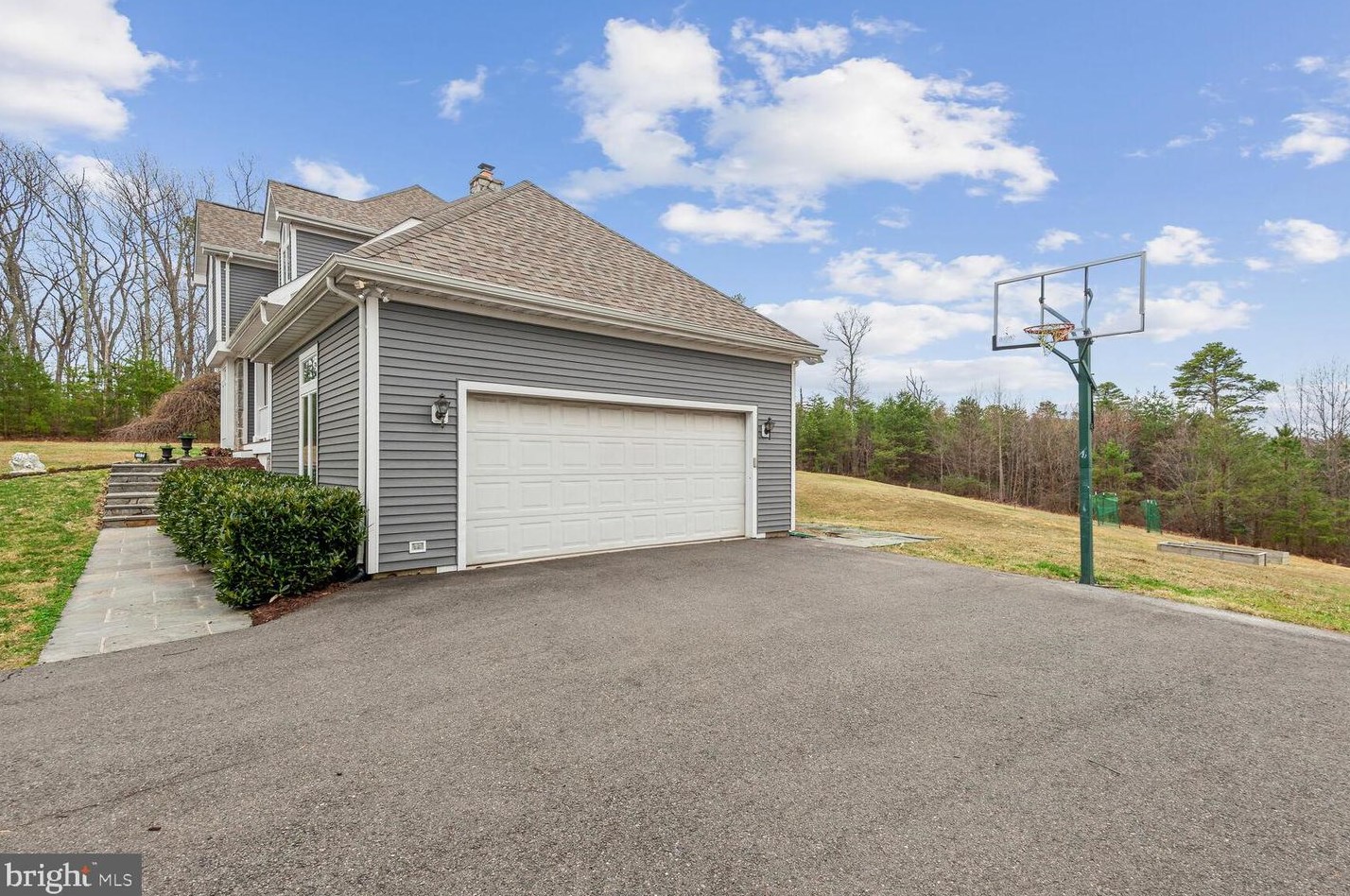 23972 Deep Hollow Ln, Stone Ridge VA  20105-2120 exterior