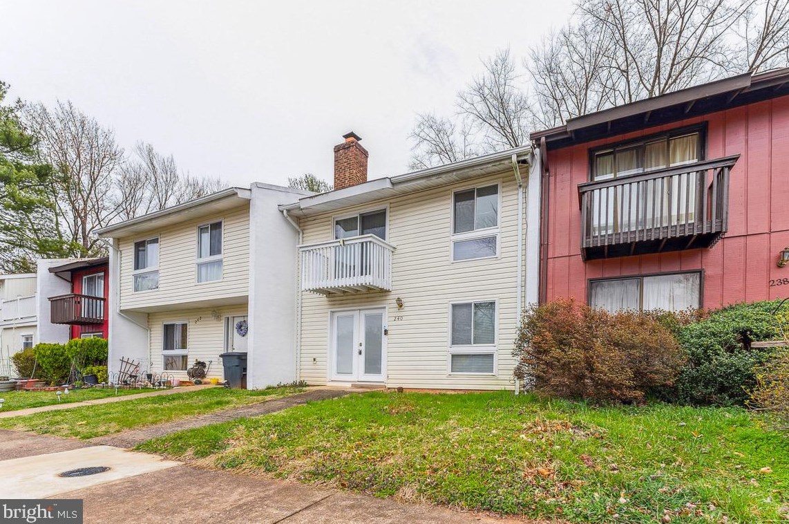 240 Cottage Rd, Dulles VA  20164-1334 exterior