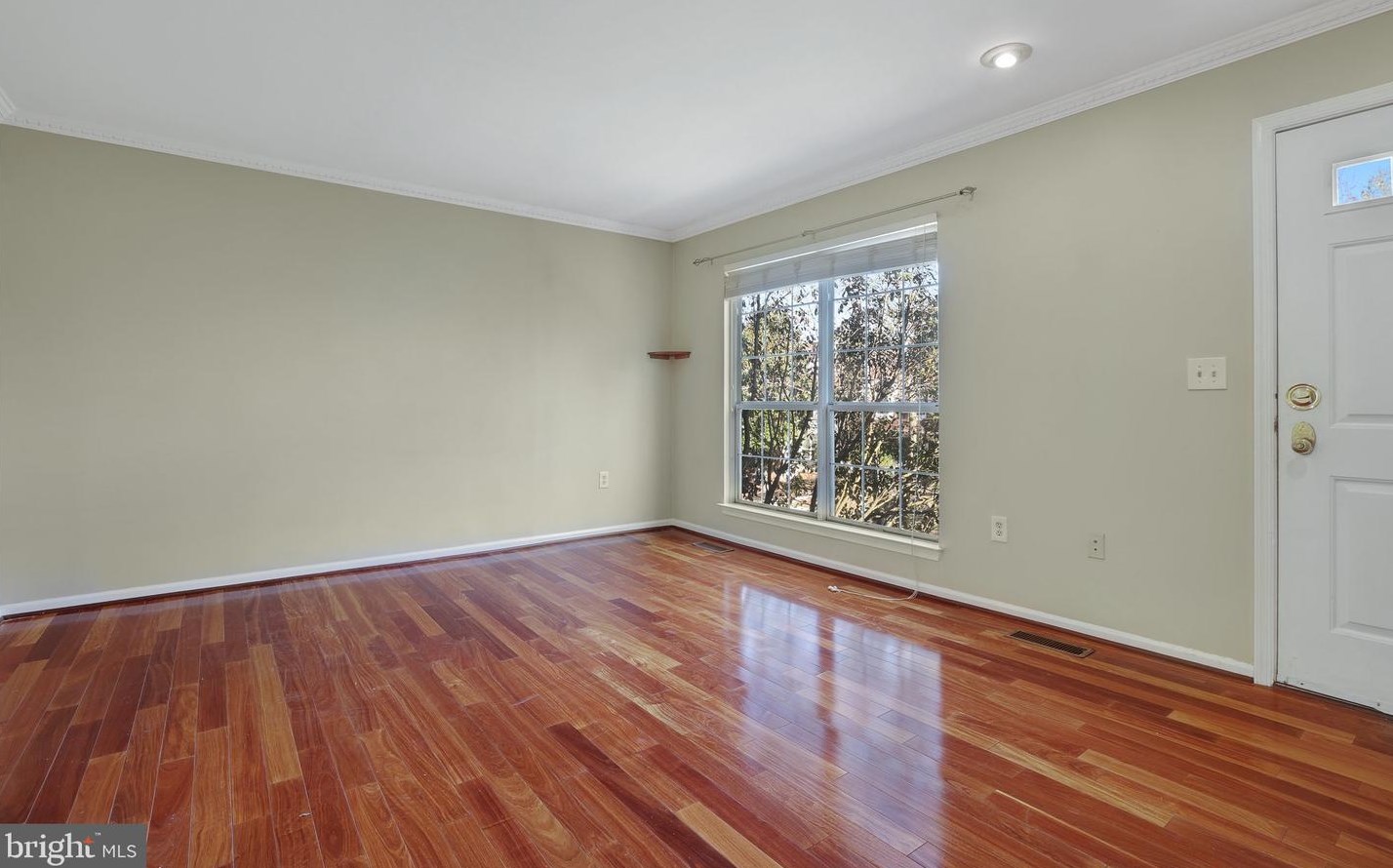 114 Waltham Ct, Dulles VA  20165-6441 exterior