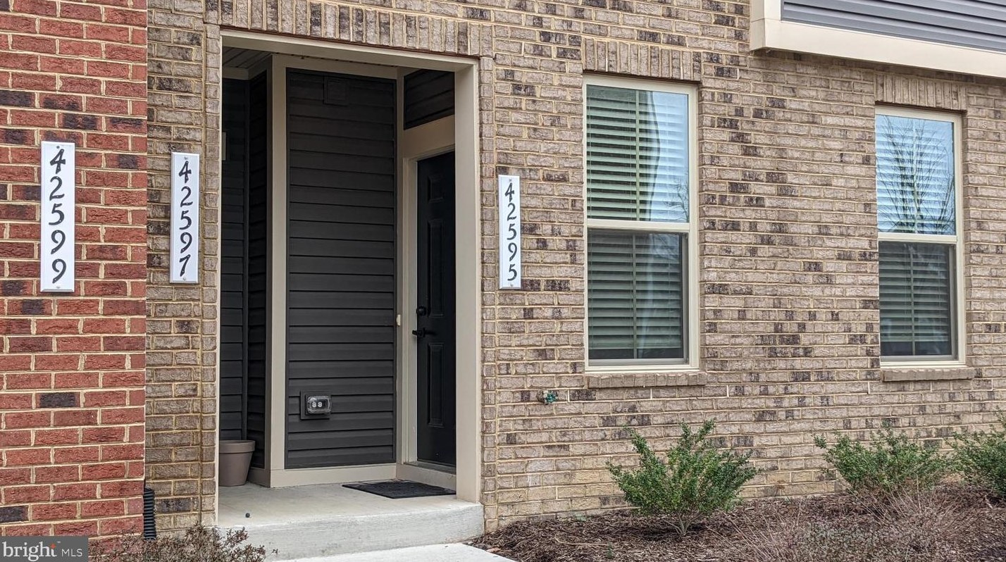 42595 Burbank Ter, Dulles VA  20166-2690 exterior