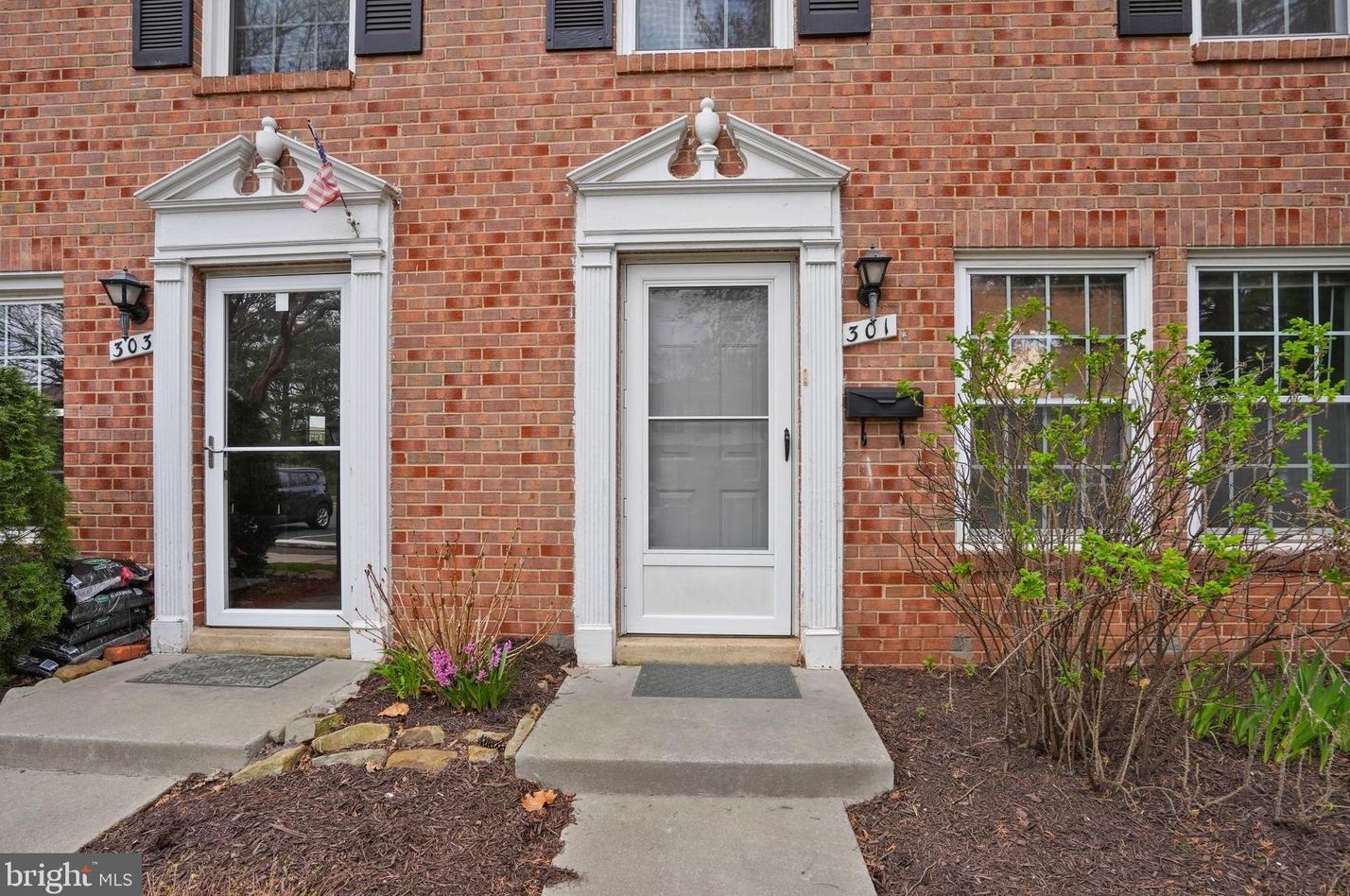 301 Cornell Dr, Dulles VA  20164-5426 exterior