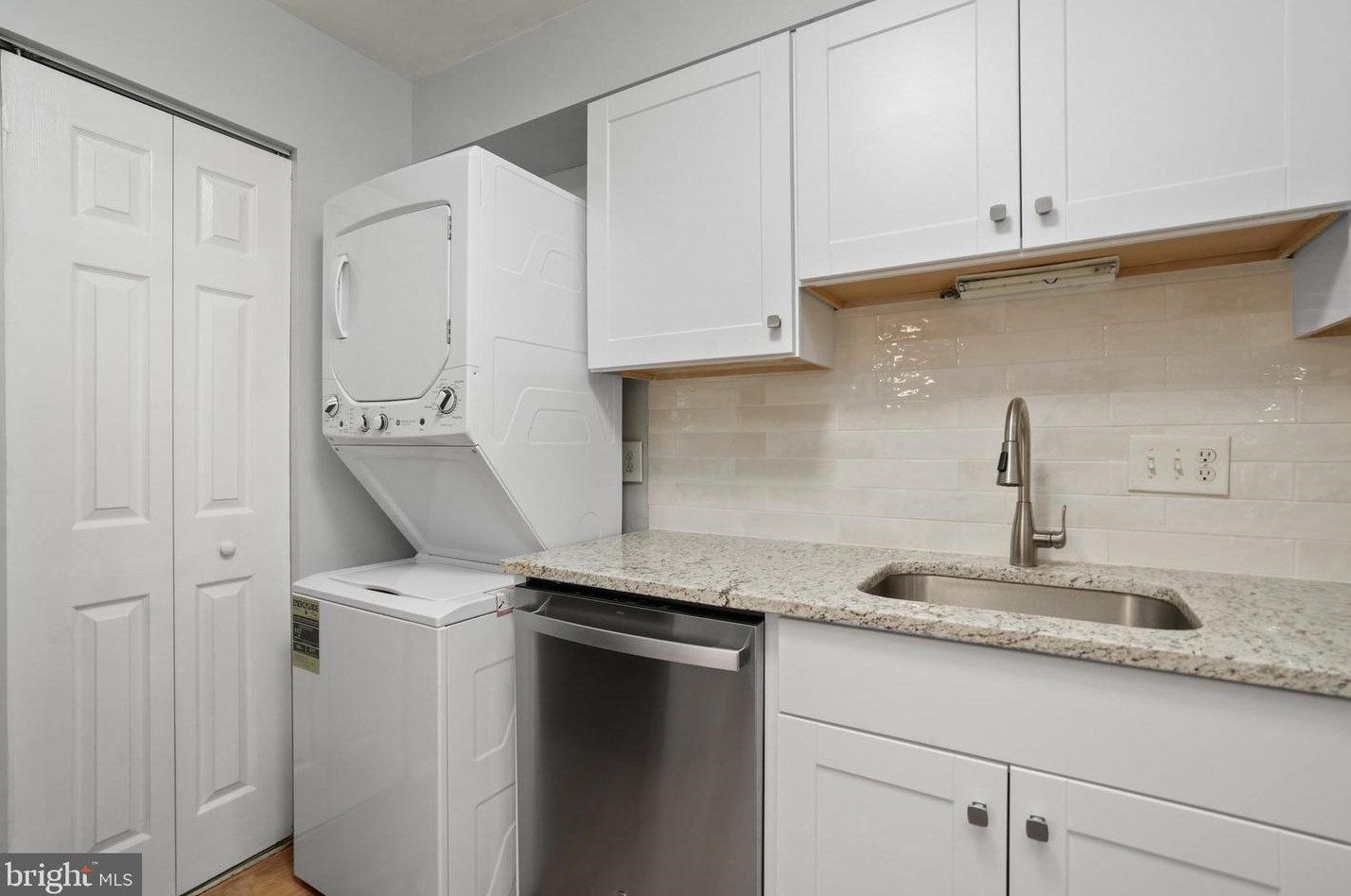 301 Cornell Dr, Dulles VA  20164-5426 exterior