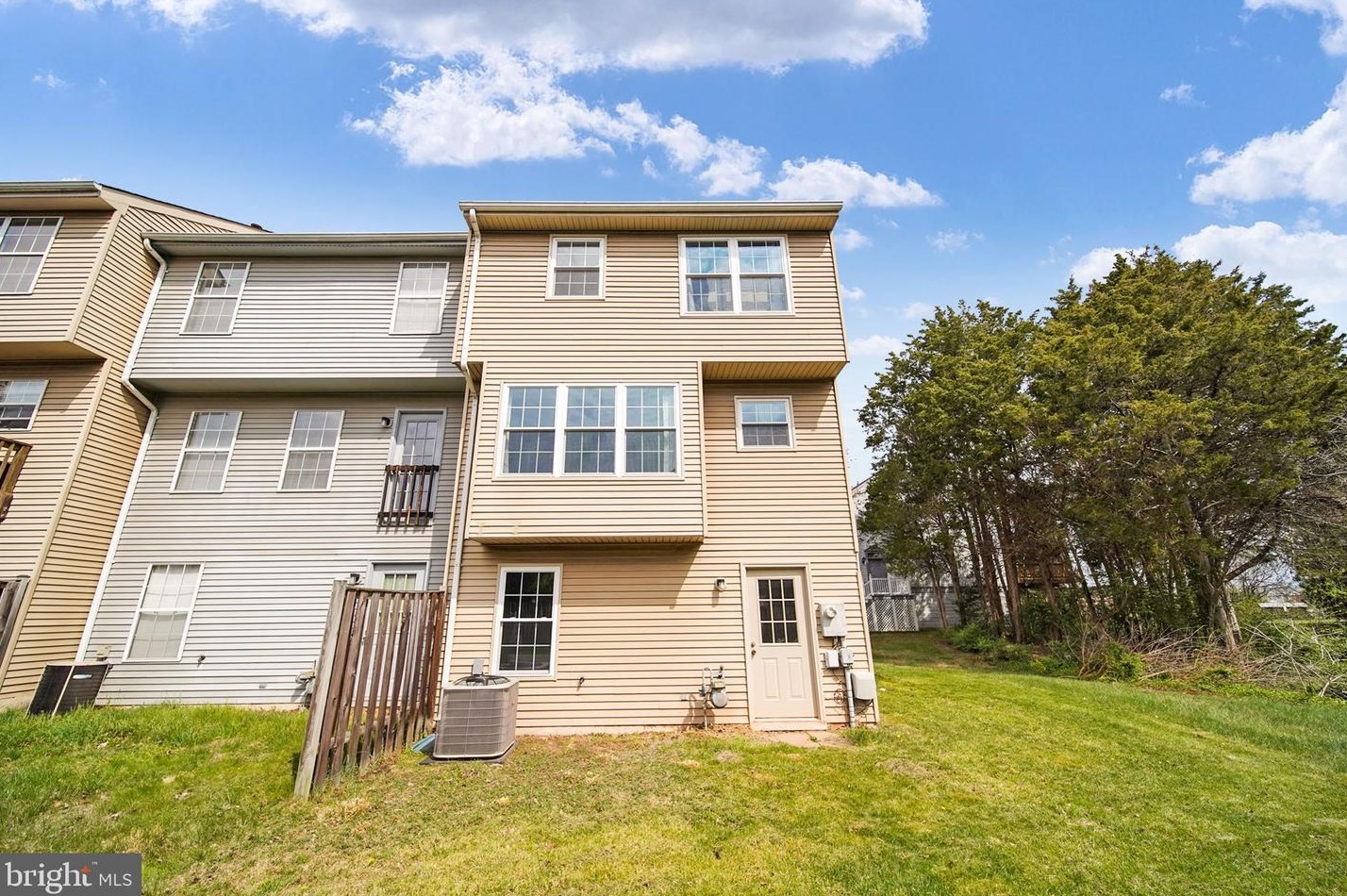 46665 Turnstone Sq, Sterling VA  20164-7025 exterior