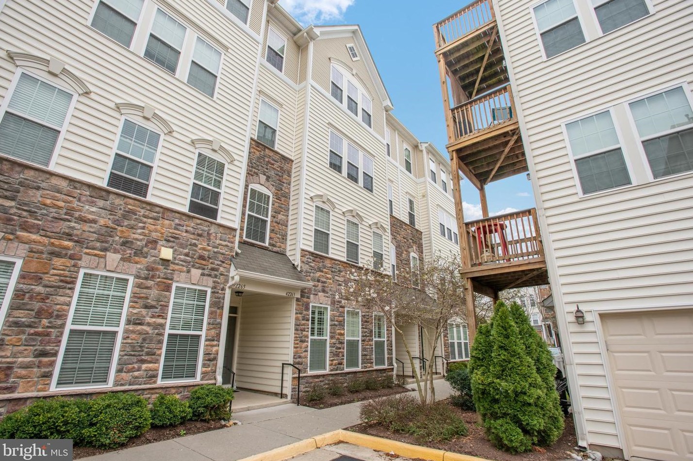 42259 San Juan Ter, Stone Ridge VA  20105-5699 exterior