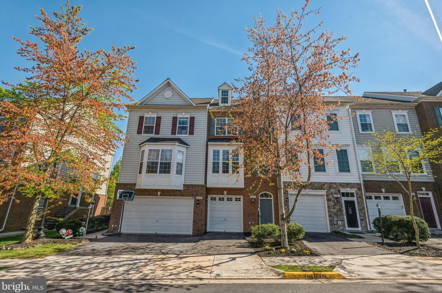 42489 Magellan Sq, Ashburn VA  20148-5609 exterior