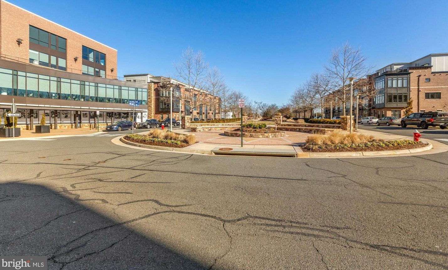 42489 Magellan Sq, Ashburn VA  20148-5609 exterior