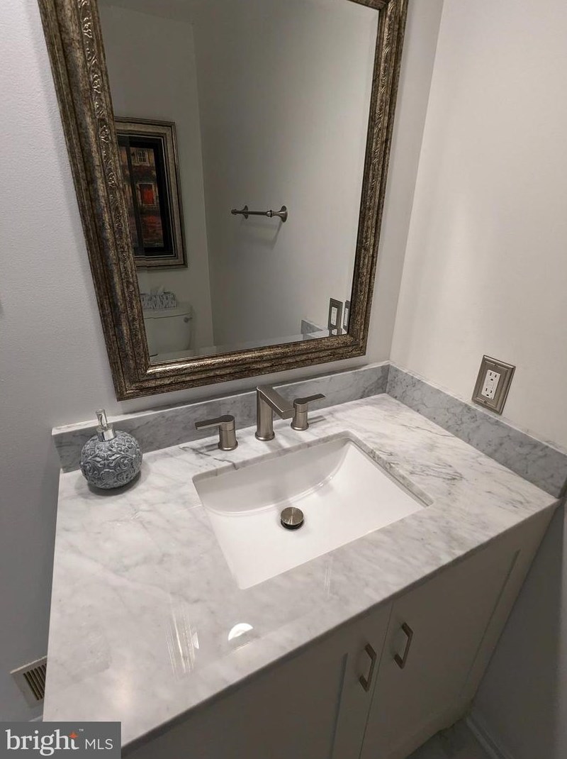 6 Crisswell Ct, Dulles VA exterior