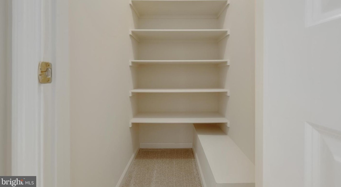 42494 Regal Wood Dr, Ashburn VA  20148-5626 exterior