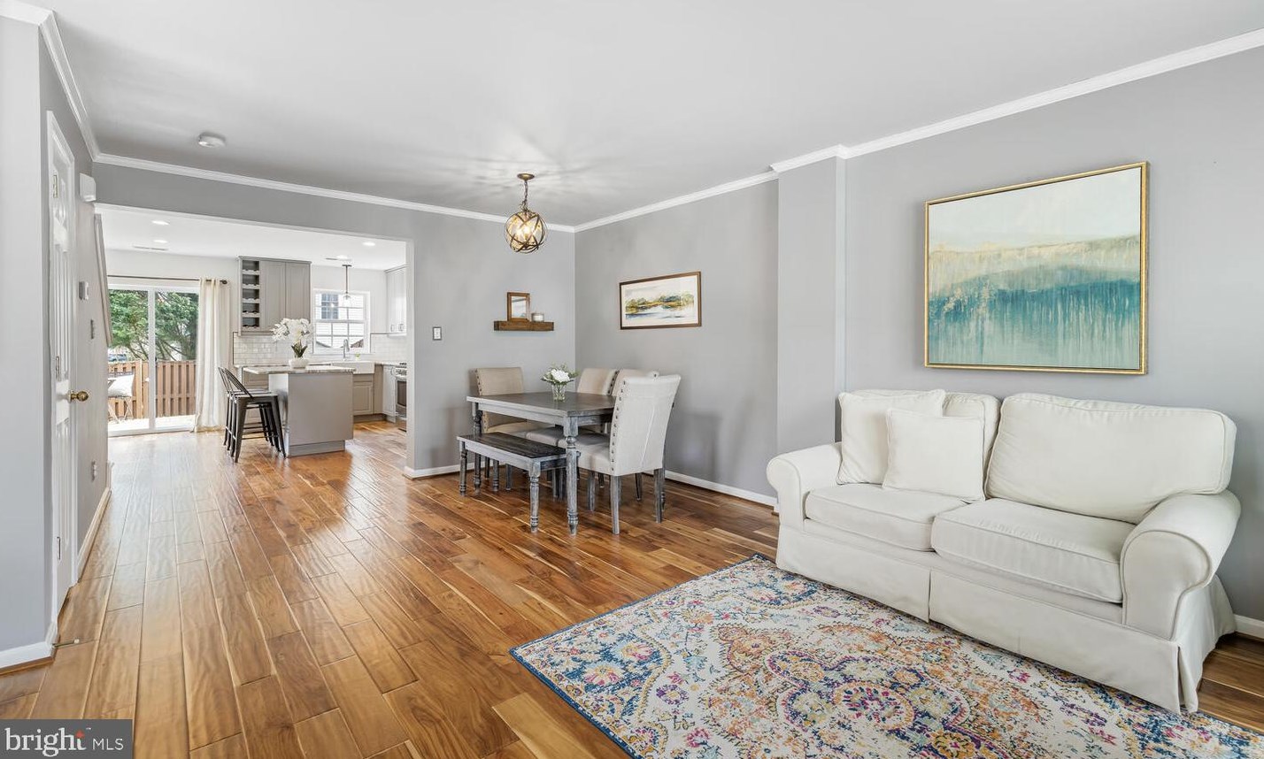 42805 Pilgrim Sq, Fairfax VA  20152-3928 exterior