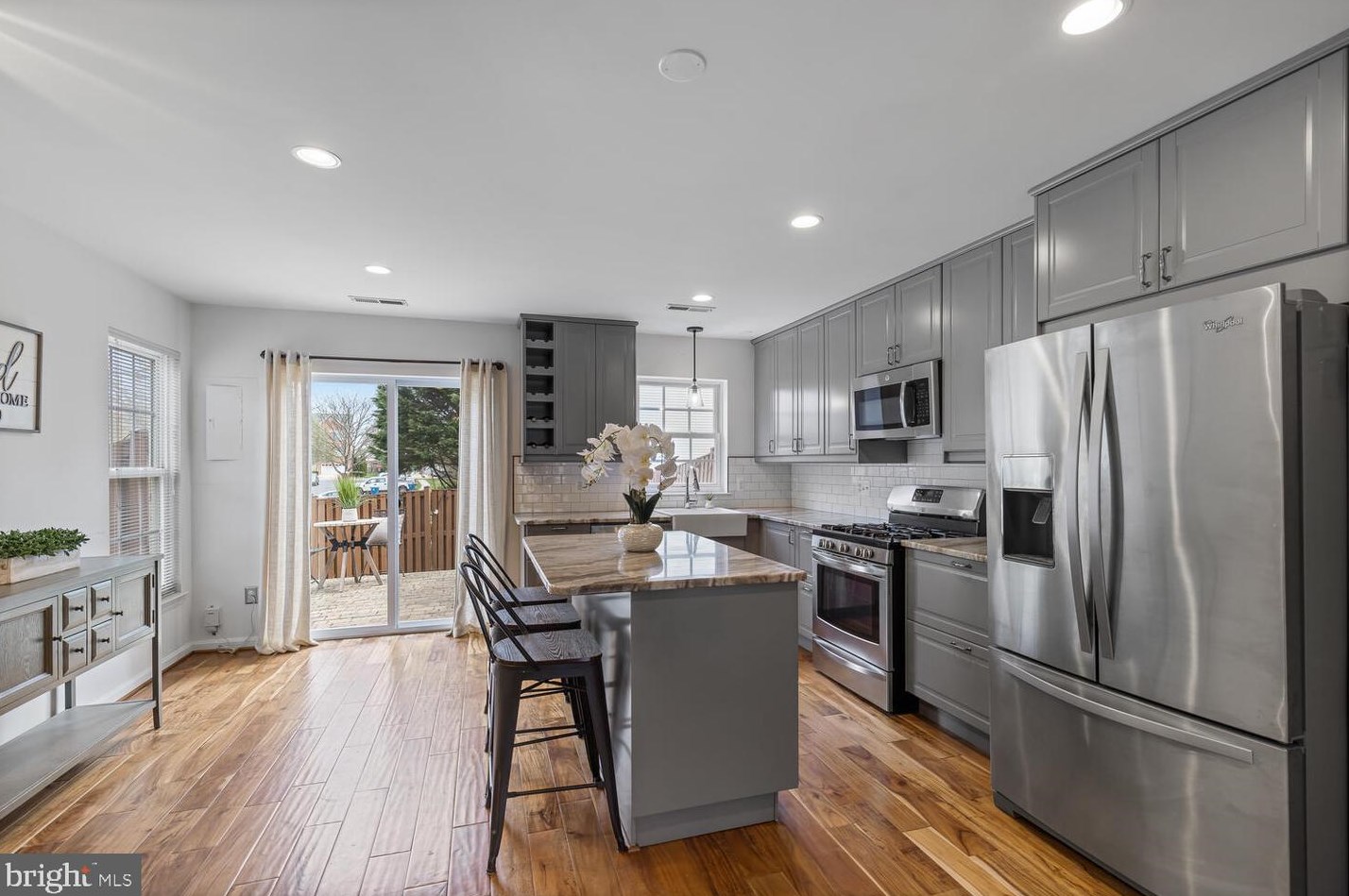 42805 Pilgrim Sq, Fairfax VA  20152-3928 exterior