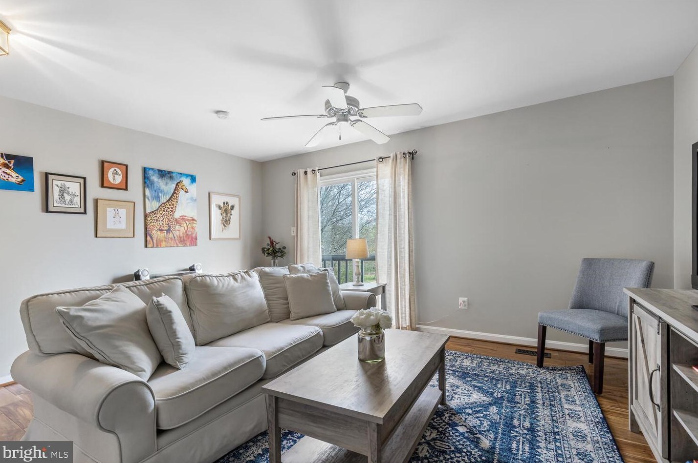 42805 Pilgrim Sq, Fairfax VA  20152-3928 exterior