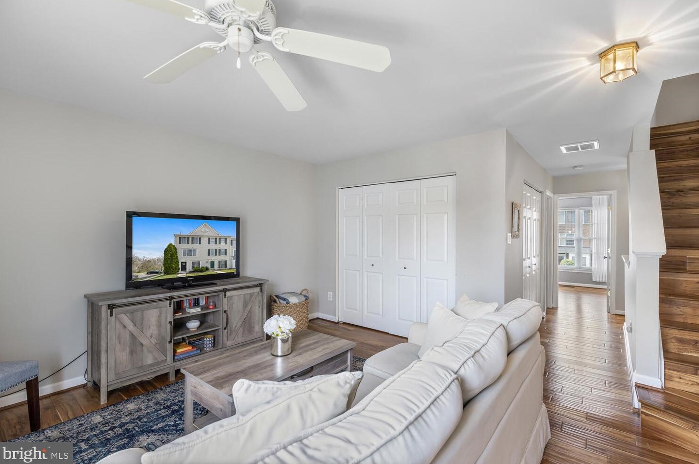 42805 Pilgrim Sq, Fairfax VA  20152-3928 exterior