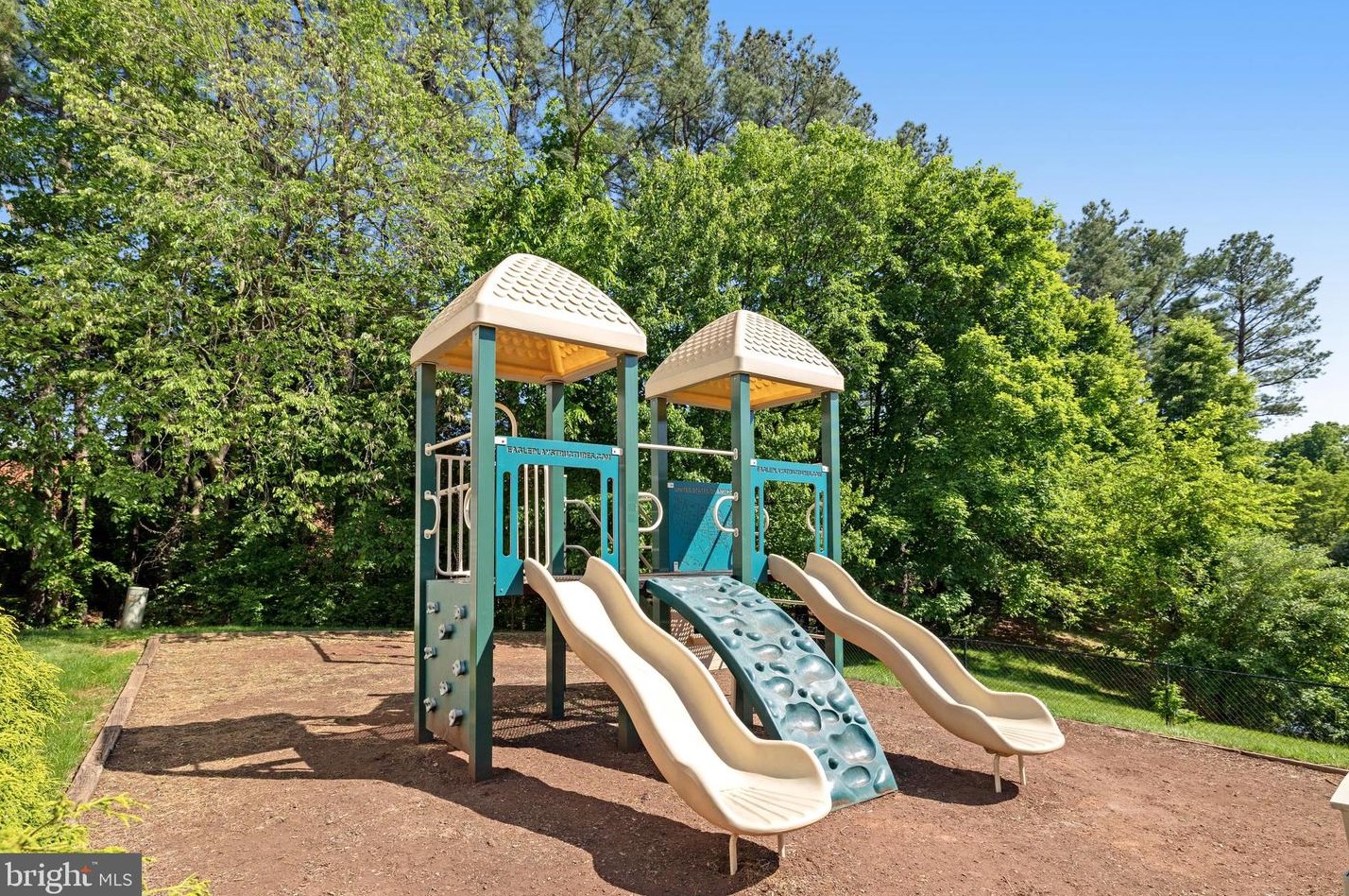 46994 Courtyard Sq, Dulles VA  20164-1866 exterior