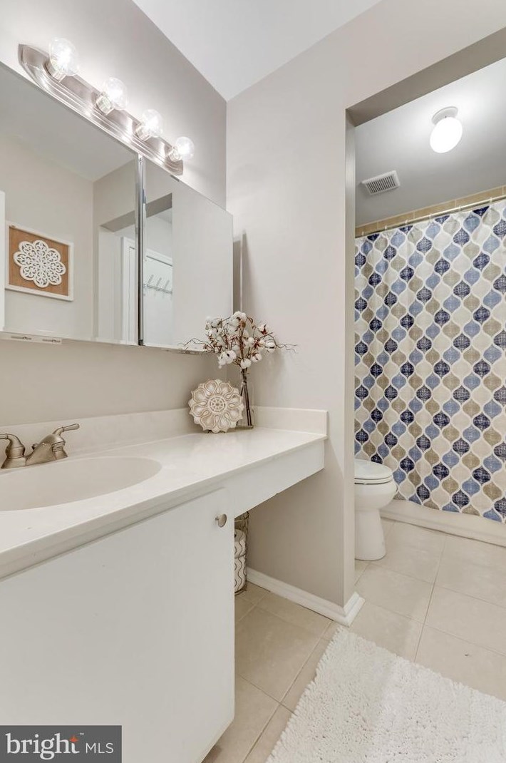 5 Vandercastel Rd, Dulles VA  20165-5622 exterior