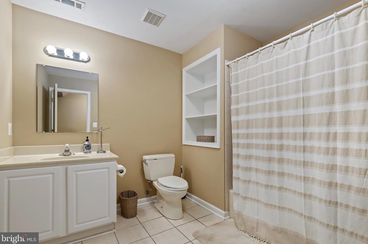 20797 Iris Dr, Dulles VA  20165-8712 exterior