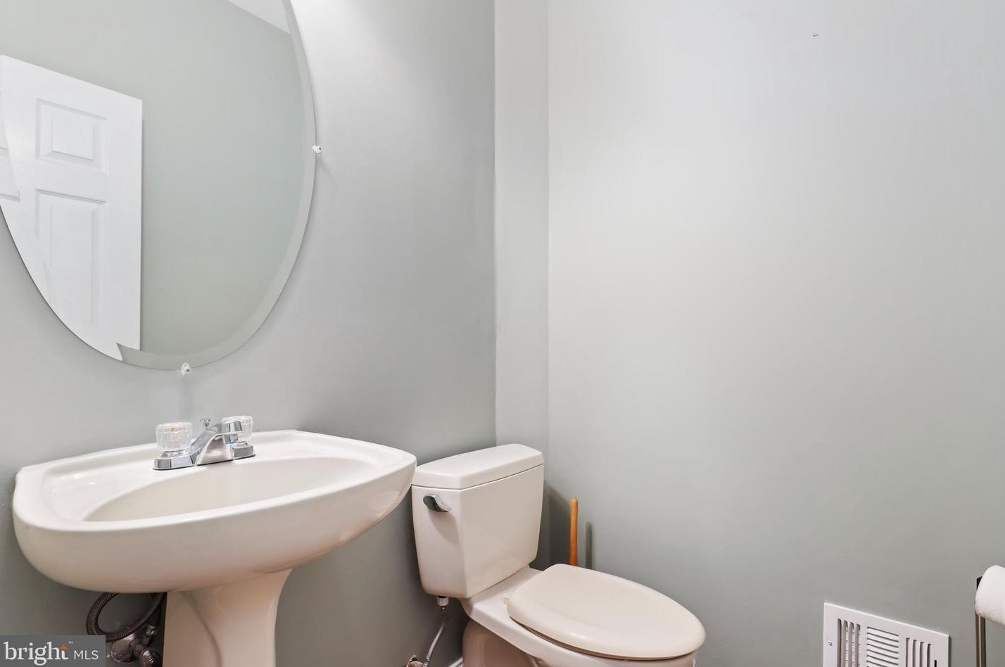 20797 Iris Dr, Dulles VA  20165-8712 exterior