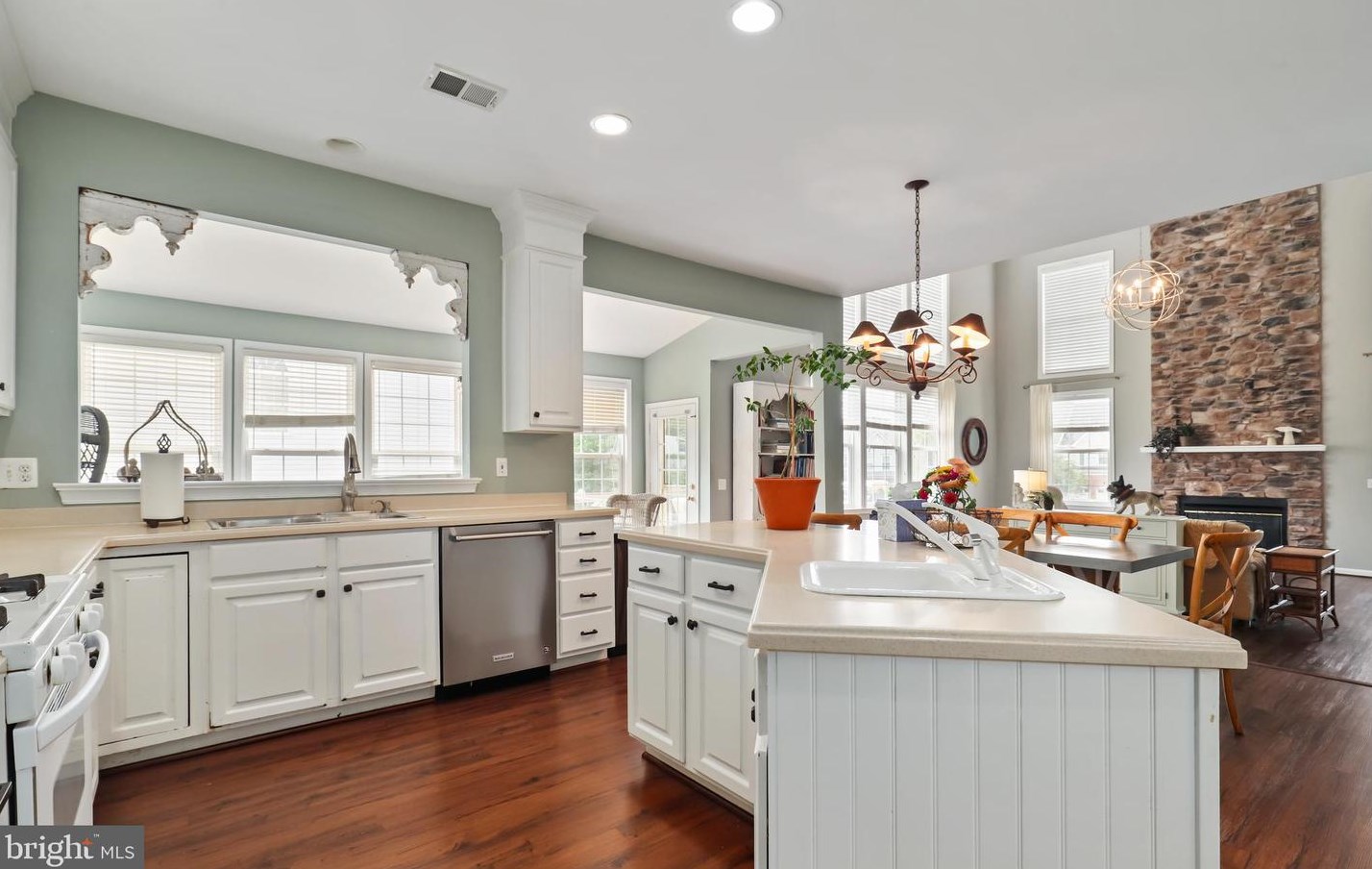 20797 Iris Dr, Dulles VA  20165-8712 exterior