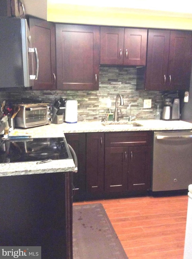 123 Willow Pl, Dulles VA 20164-1626 exterior