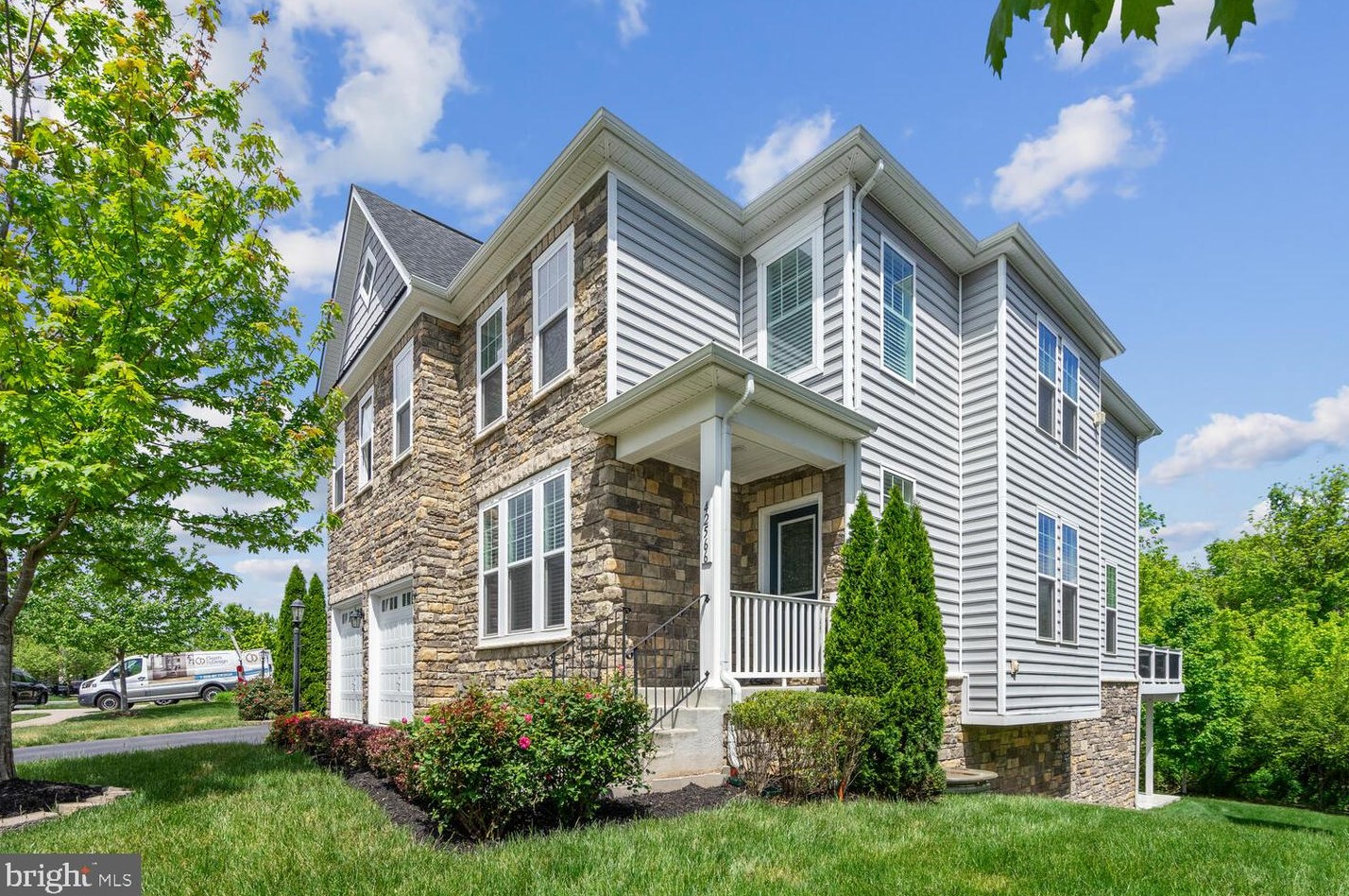 42566 Stratford Landing Dr, Ashburn VA  20148-7650 exterior