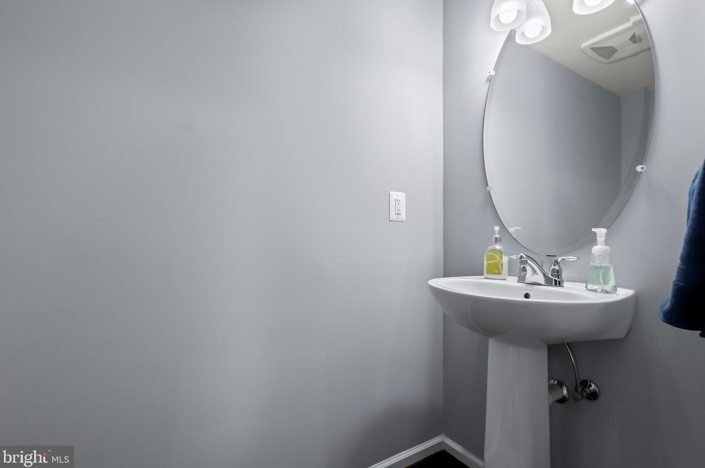 42463 Benfold Sq, Ashburn VA 20148-7610 exterior