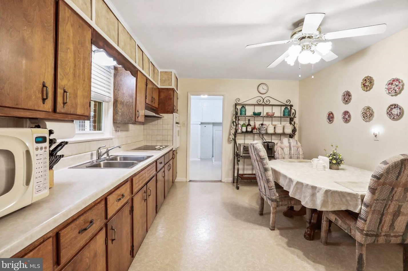 20470 Broad Run Dr, Sterling VA  20165-2511 exterior