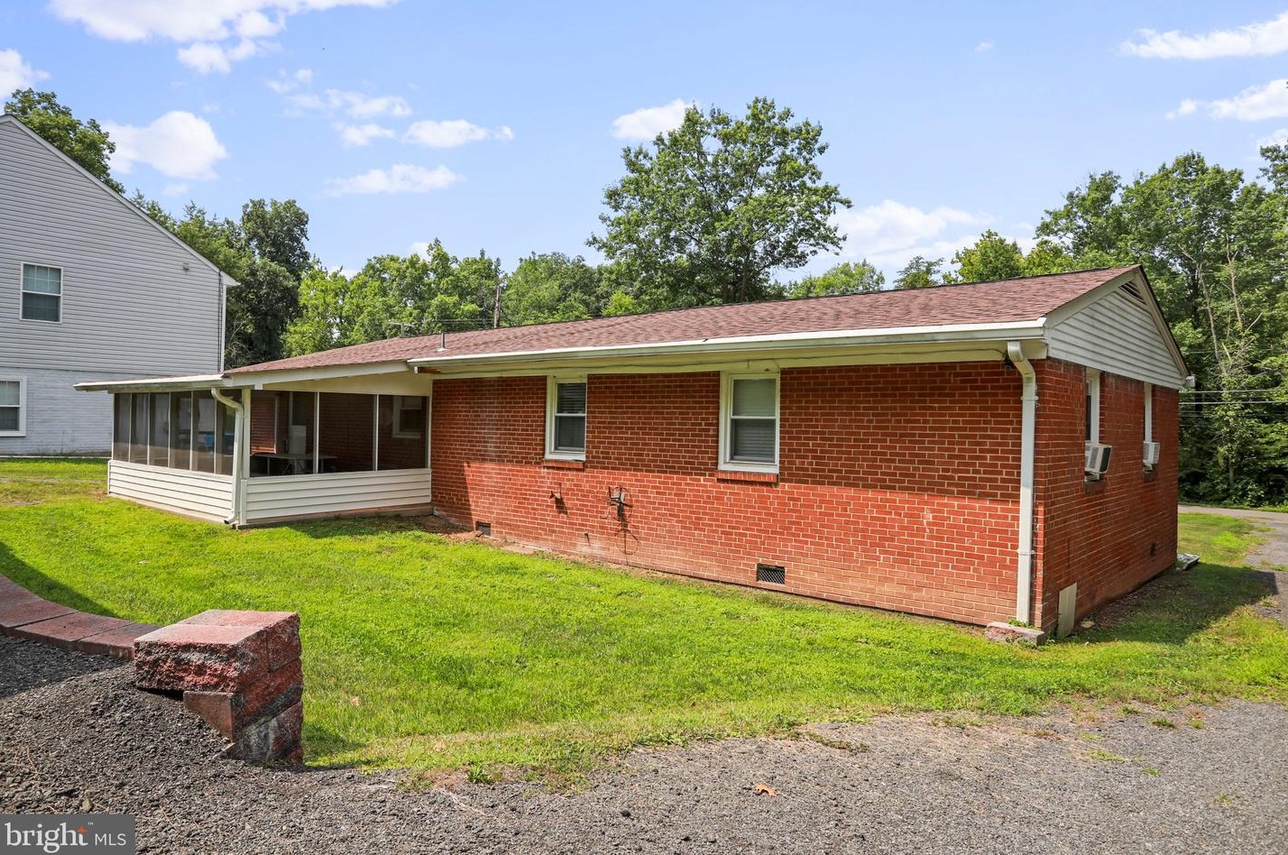 20470 Broad Run Dr, Sterling VA  20165-2511 exterior