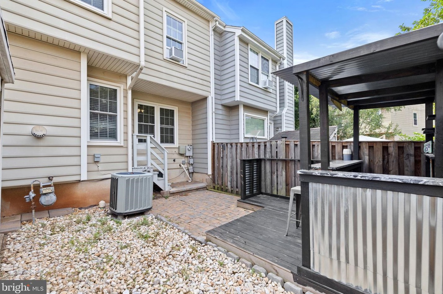 21825 Formosa Sq, Dulles VA  20164-7036 exterior