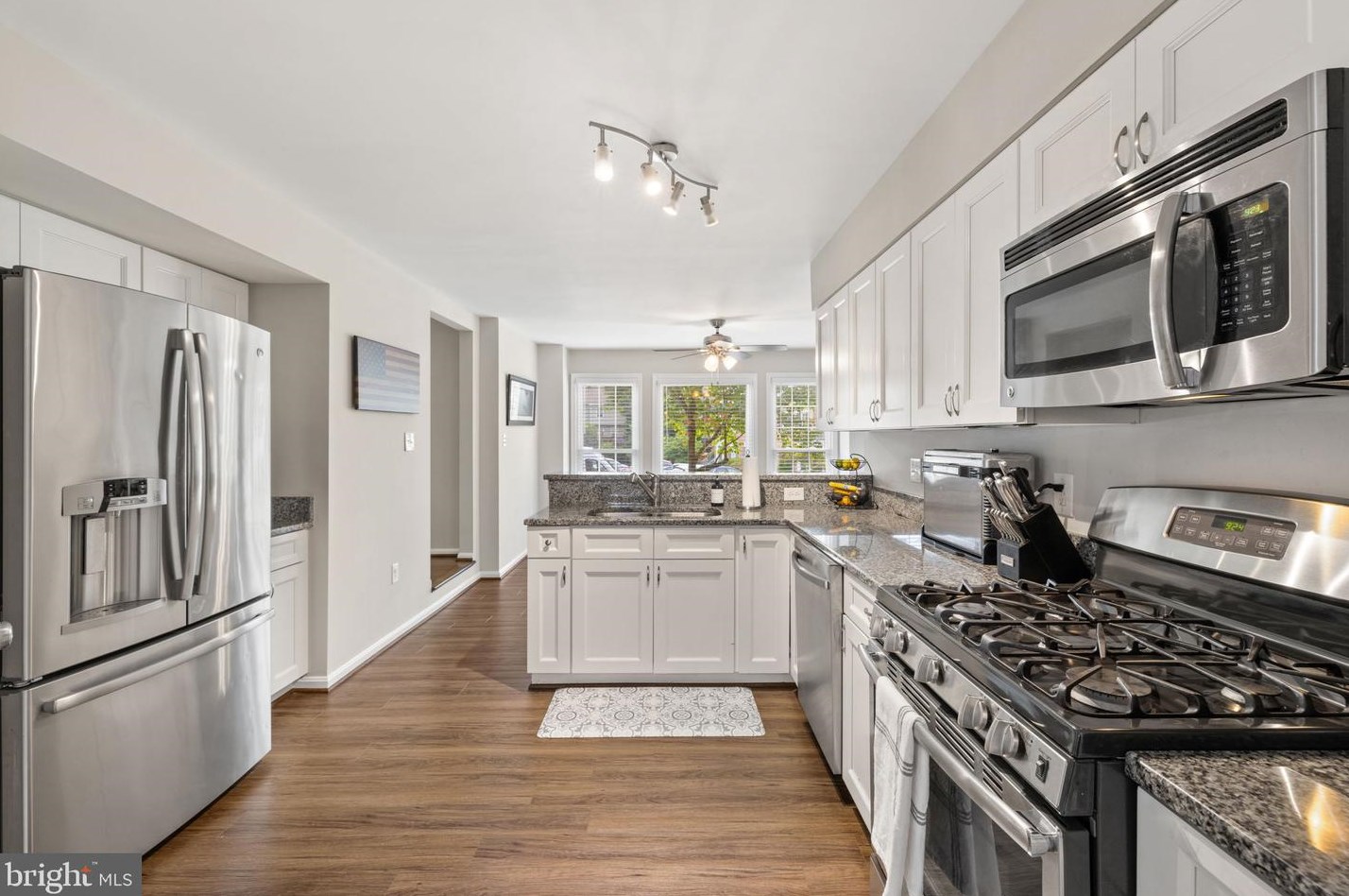 21825 Formosa Sq, Dulles VA  20164-7036 exterior