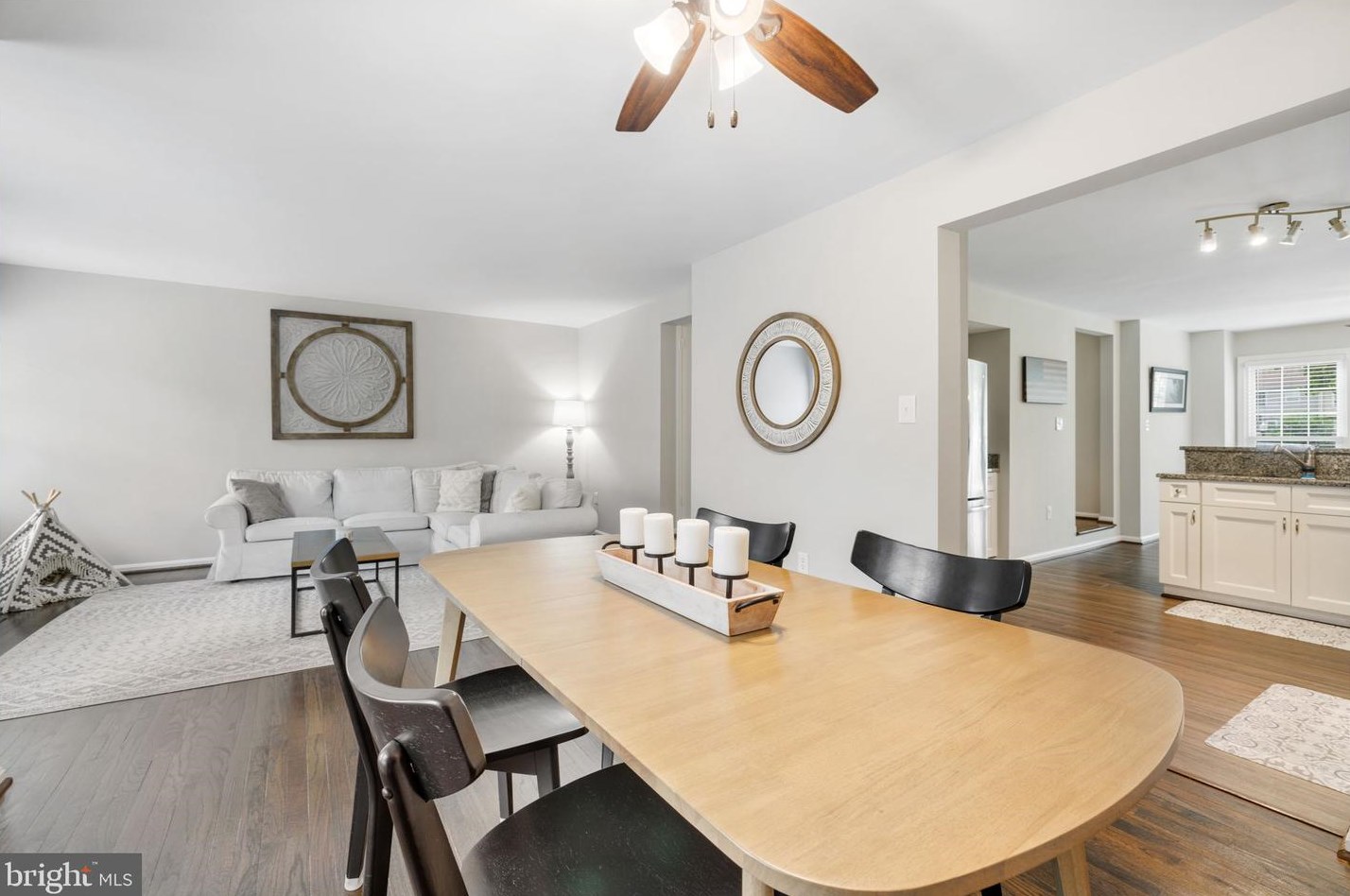 21825 Formosa Sq, Dulles VA  20164-7036 exterior