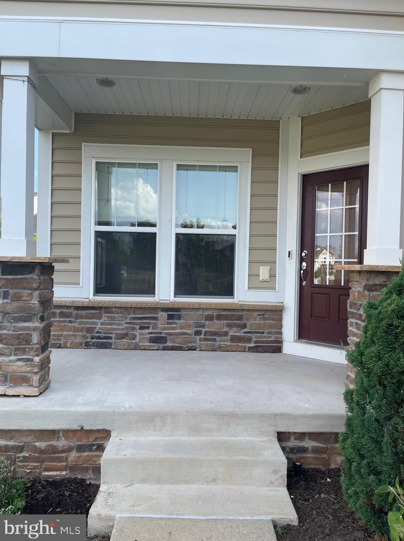 42270 Grahams Stable Sq, Ashburn VA  20148-5743 exterior