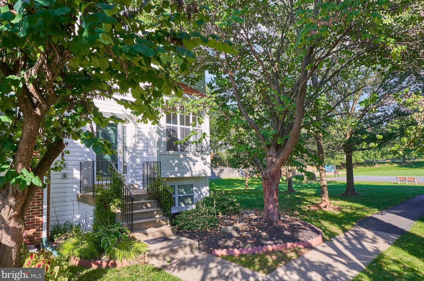 21822 Kings Xing Ter, Ashburn VA 20147-4519 exterior