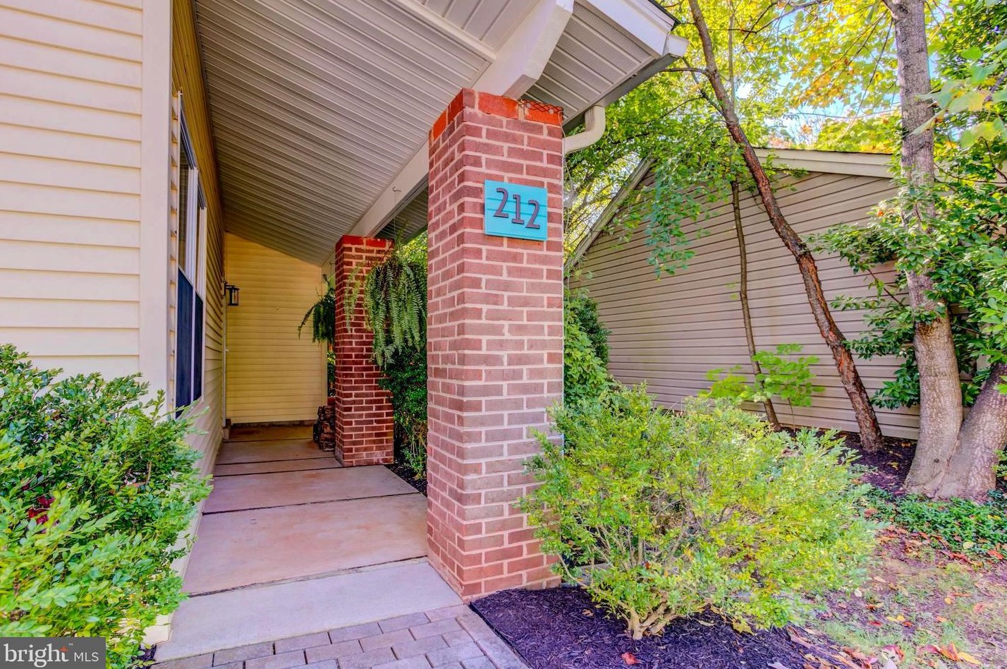 212 Penny Ln, Dulles VA  20164-1606 exterior