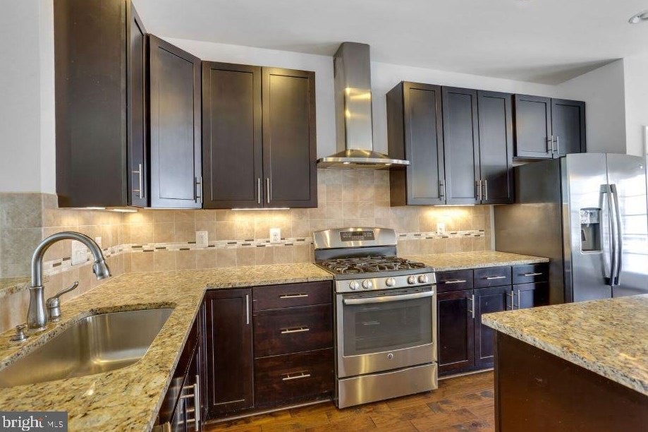 42618 Burbank Ter, Dulles VA  20166-2600 exterior