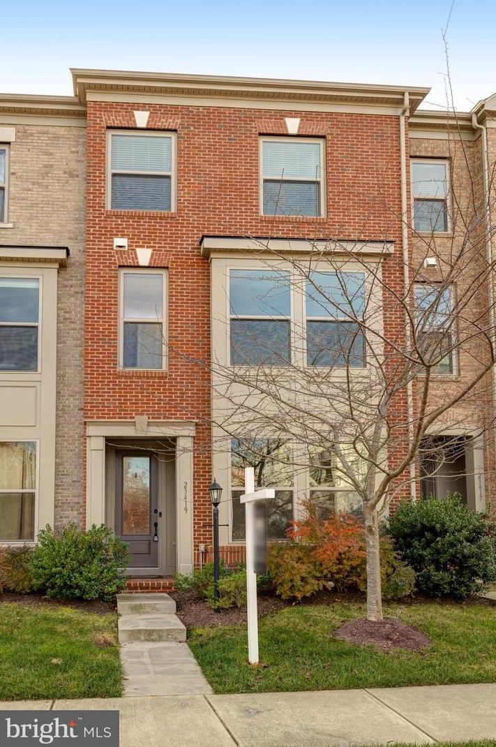 23419 Epperson Sq, Ashburn VA  20148-7428 exterior