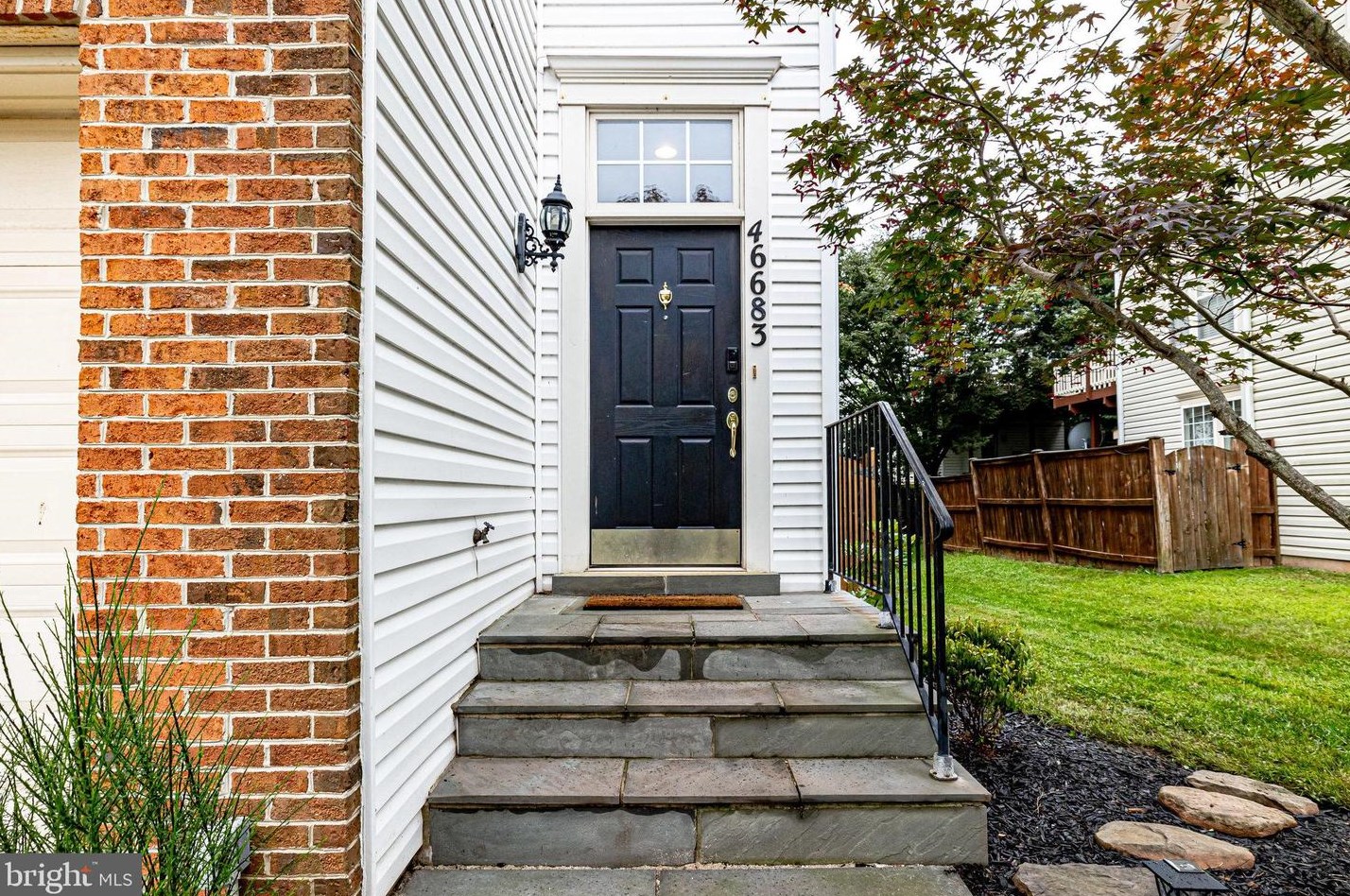 46683 Cavendish Sq, Sterling VA  20165-4324 exterior
