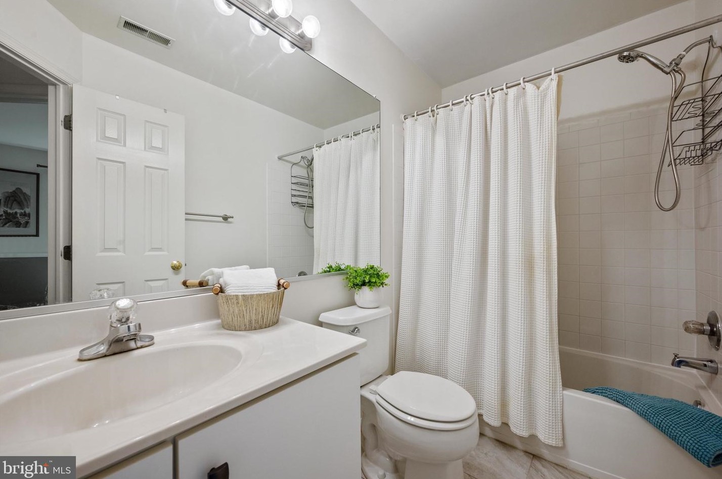 22340 Great Trail Ter, Dulles VA  20164-5228 exterior