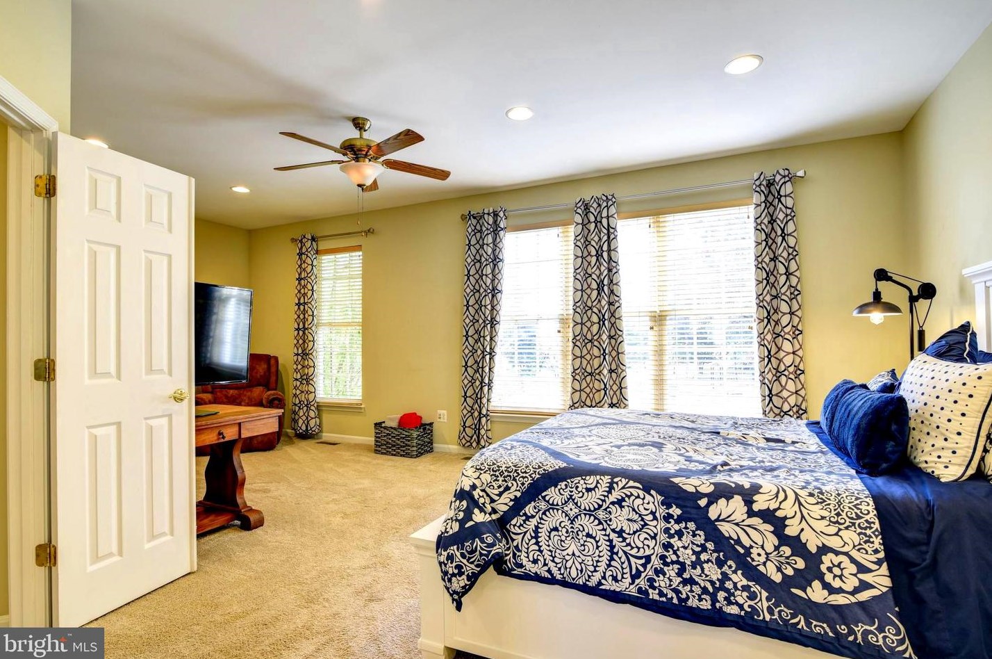 42494 Legacy Park Dr, Ashburn VA  20148-5616 exterior