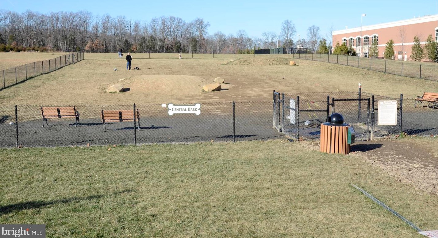 42494 Legacy Park Dr, Ashburn VA  20148-5616 exterior