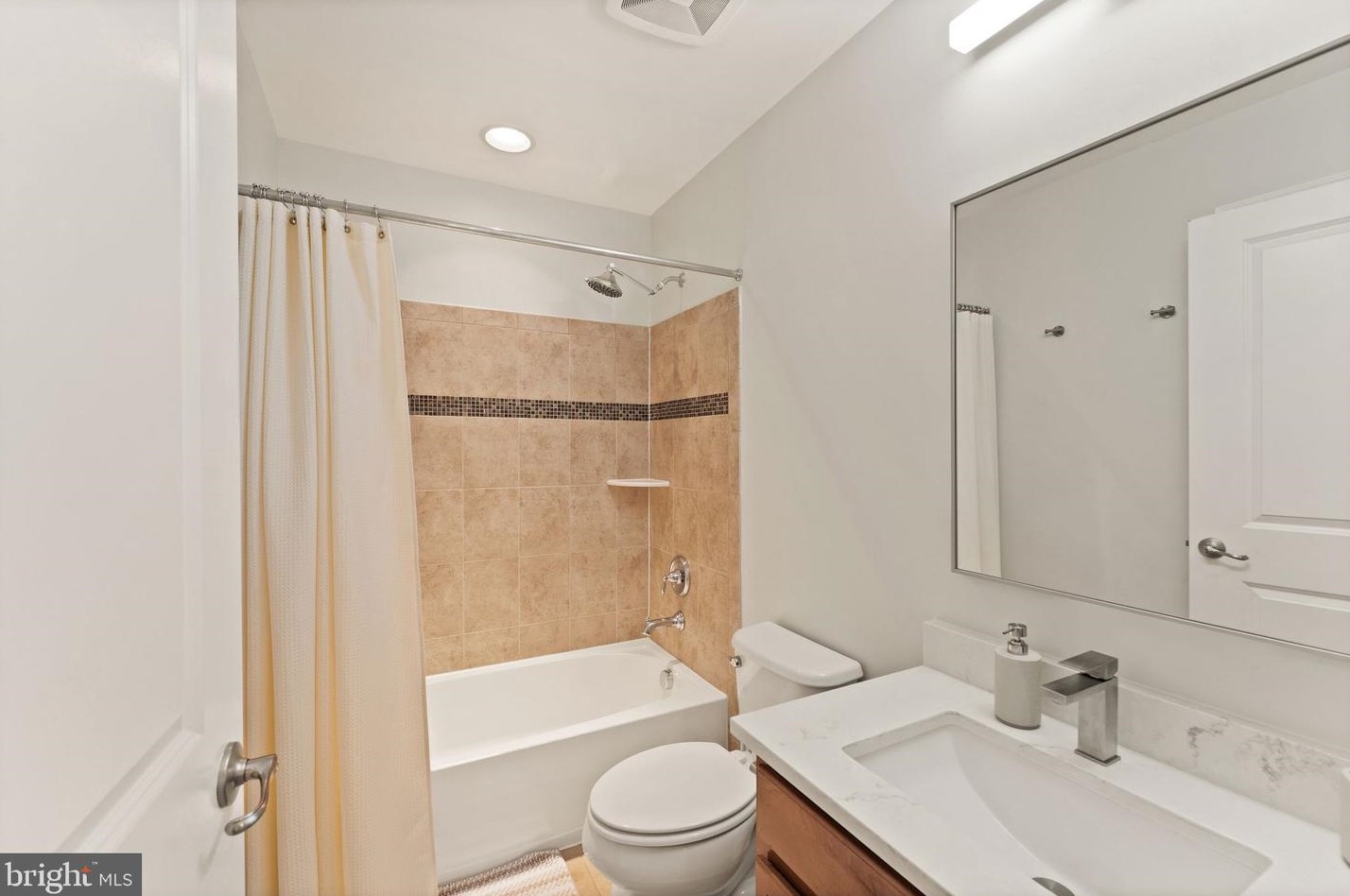 45940 Grammercy Ter, Dulles VA  20166-7806 exterior