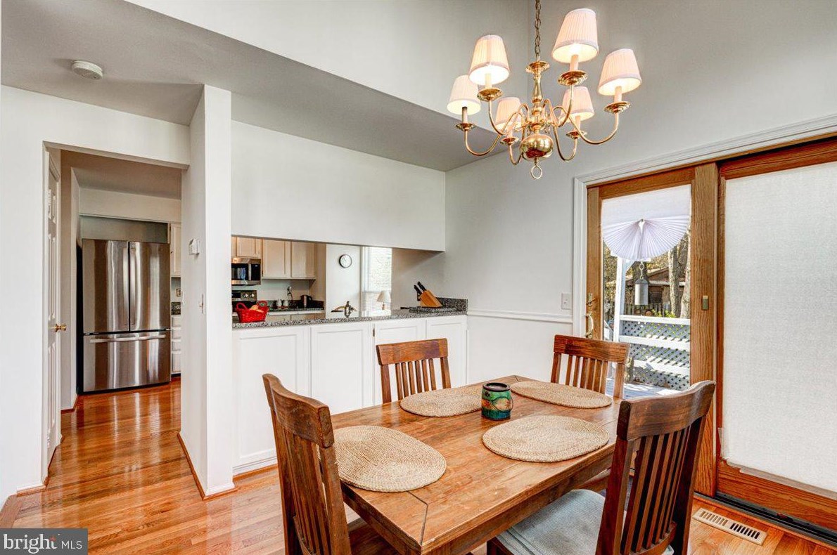 10 Lindenwood Ct, Dulles VA  20165-5643 exterior