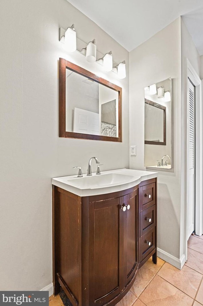 19896 Fieldgrass Sq, Ashburn VA  20147-2760 exterior