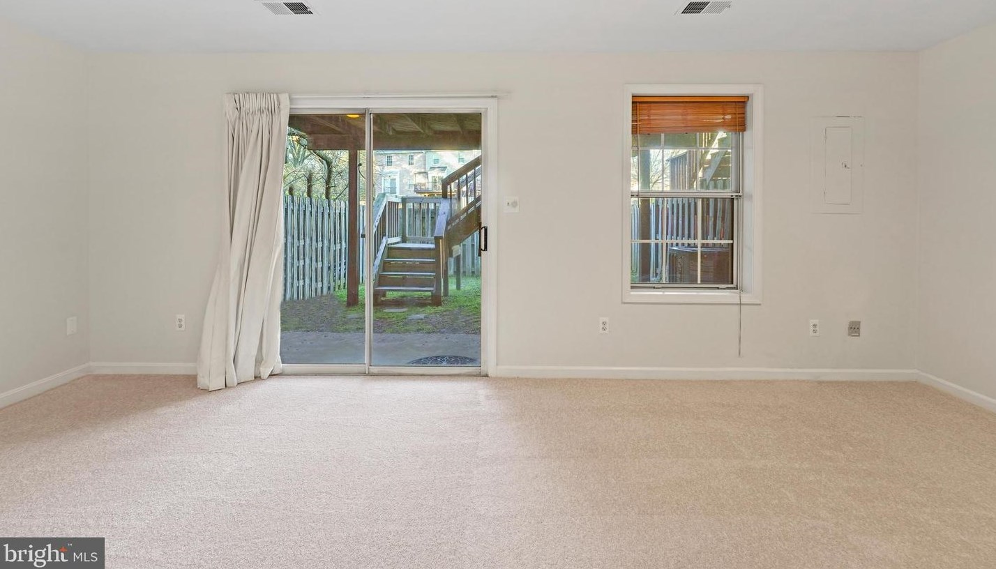 21109 Chandler Ct, Dulles VA  20164-6300 exterior