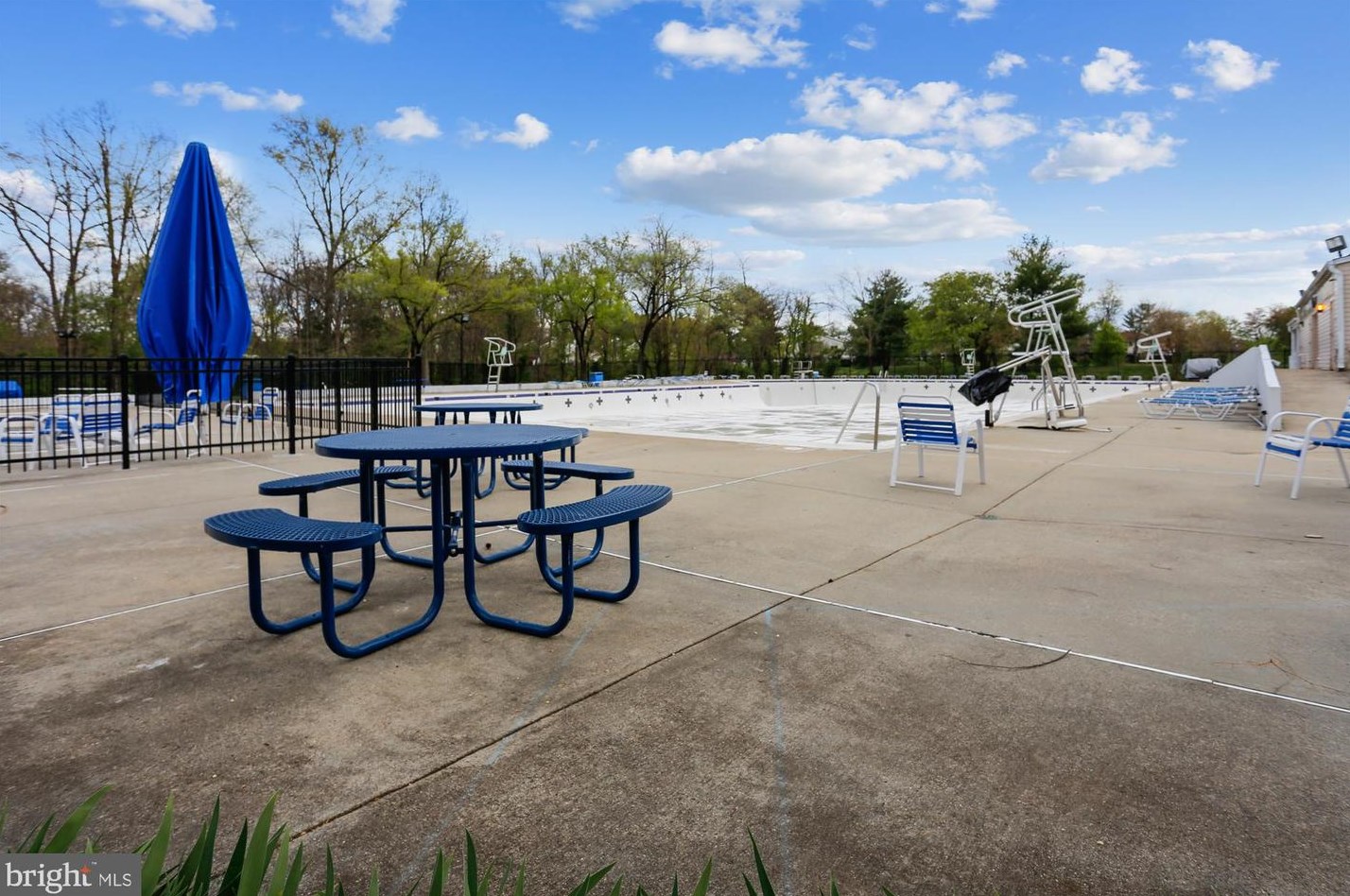 231 Penny Ln, Dulles VA  20164-1607 exterior