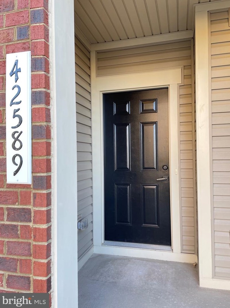 42589 Burbank Ter, Dulles VA  20166-2690 exterior