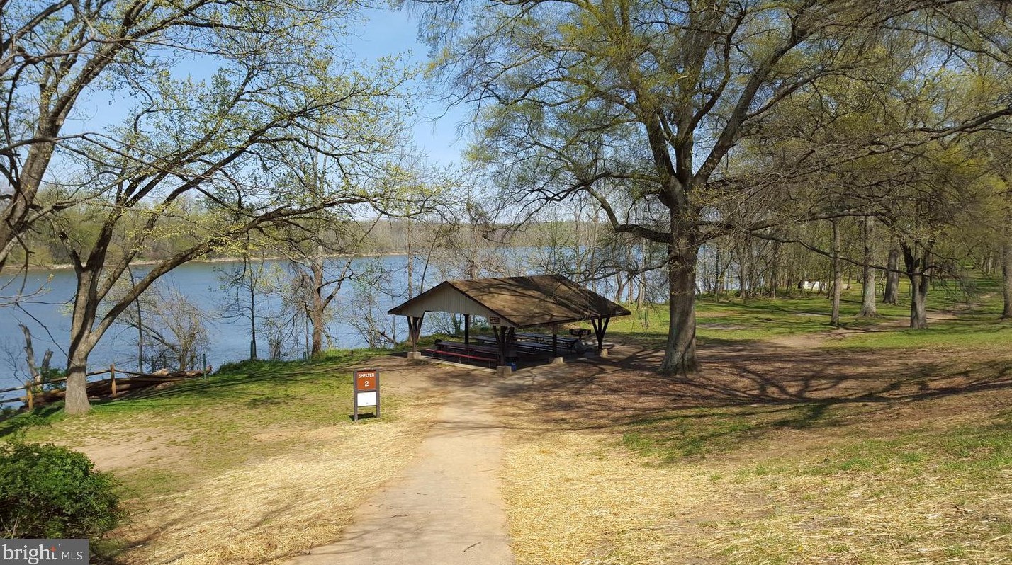 18 Oakdale Ct, Dulles VA  20165-5641 exterior