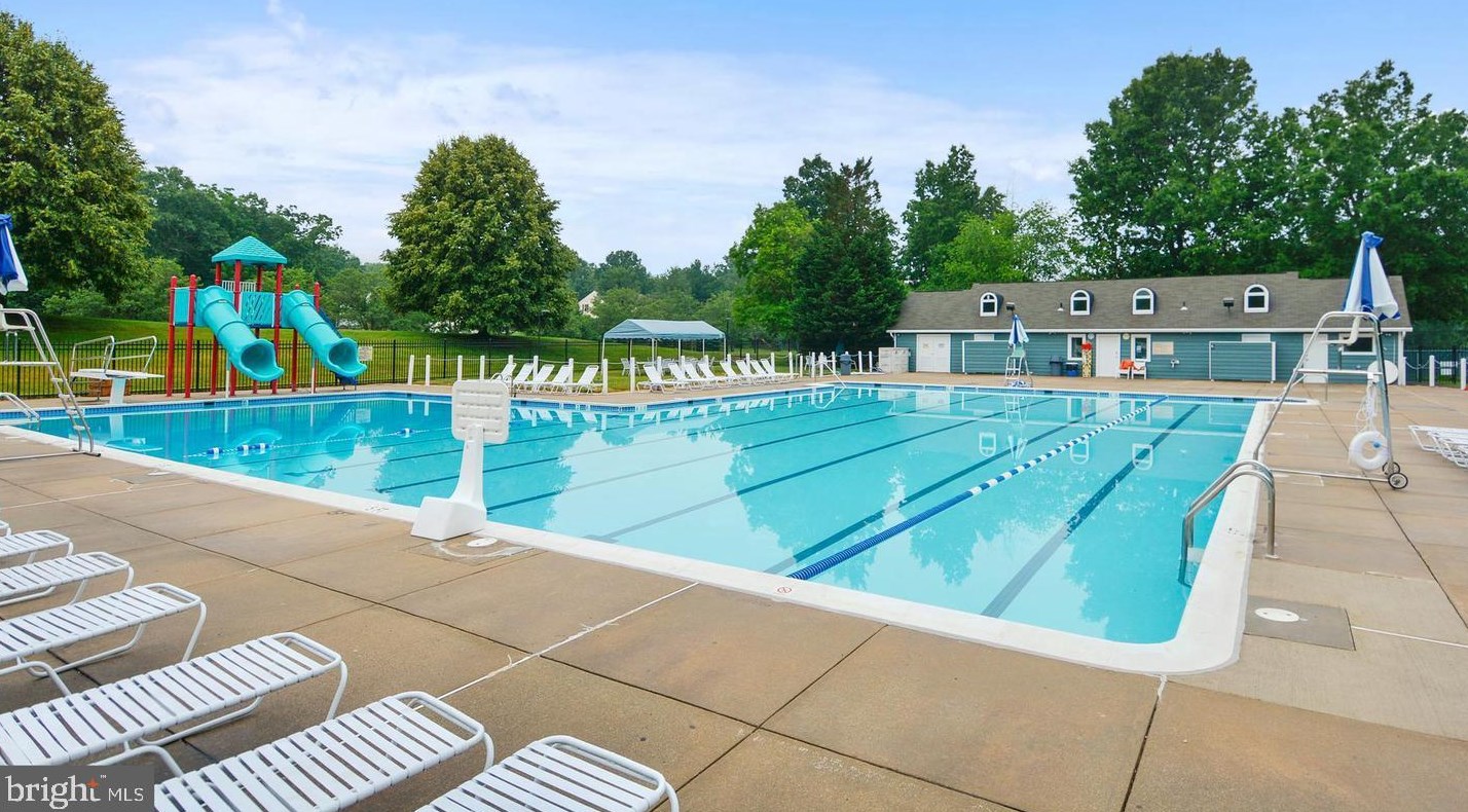 18 Oakdale Ct, Dulles VA  20165-5641 exterior