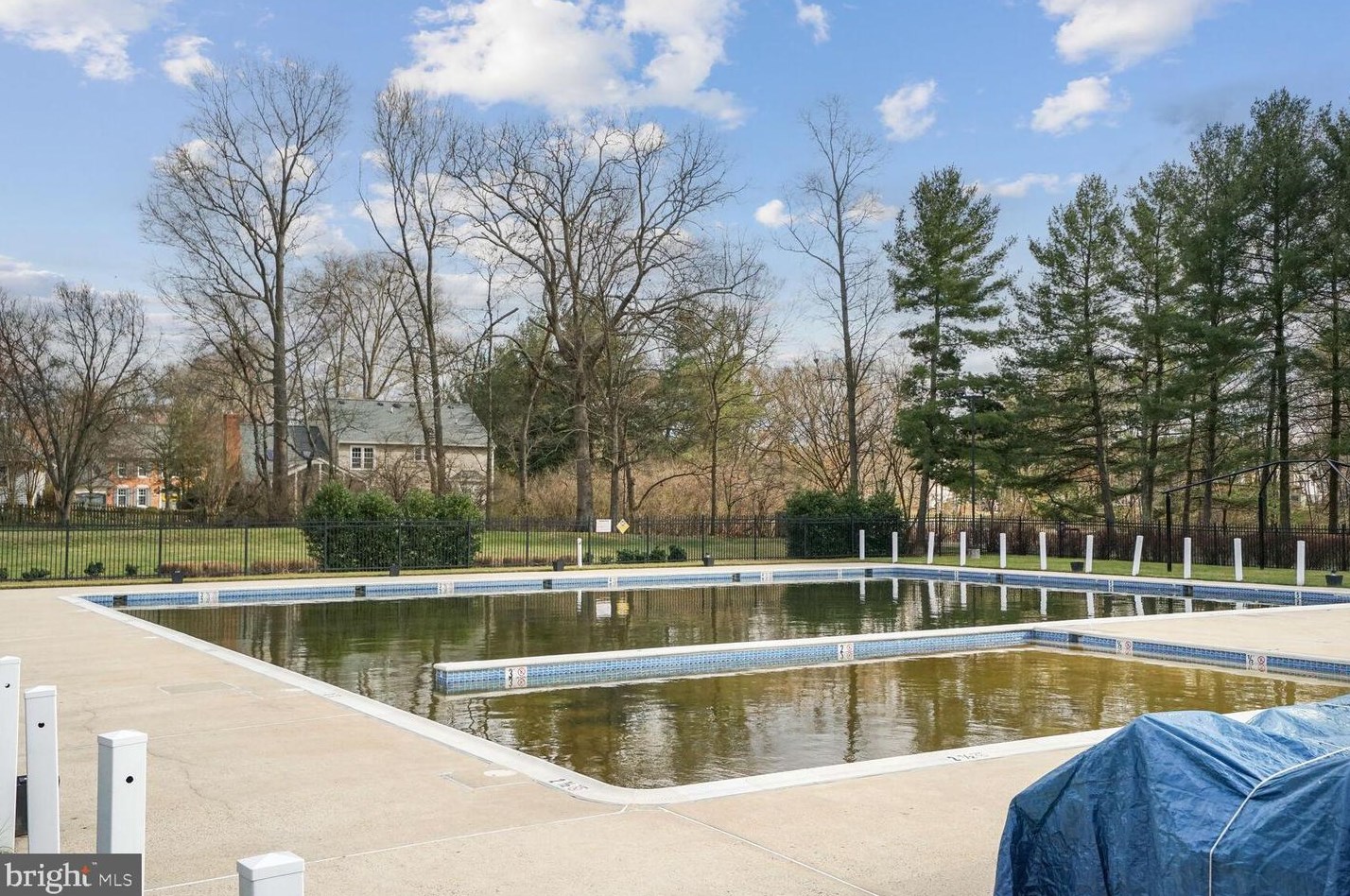 12 Lowery Ct, Dulles VA  20165-6204 exterior