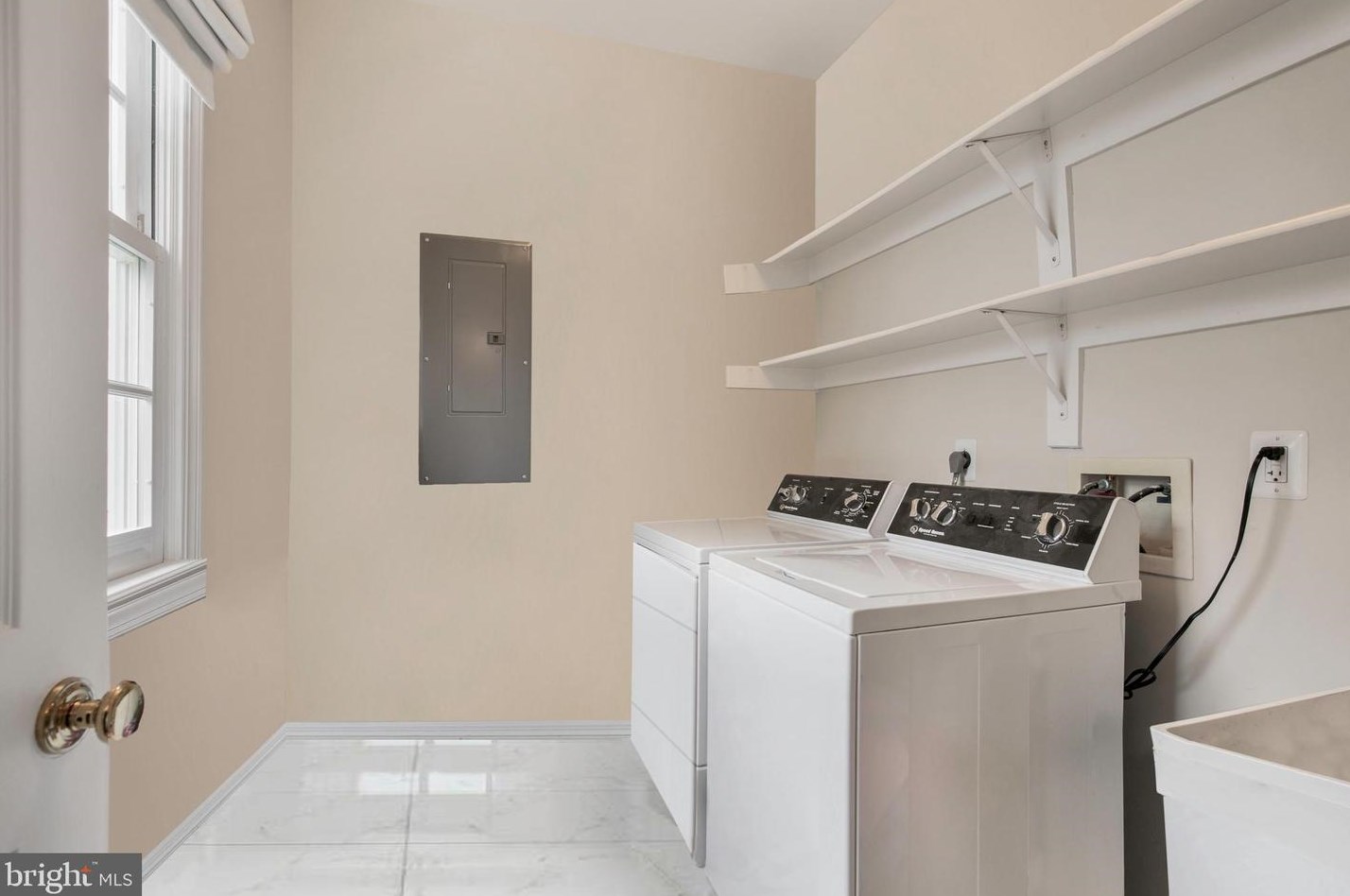 1401 Harle Pl, Leesburg VA  20175-5801 exterior