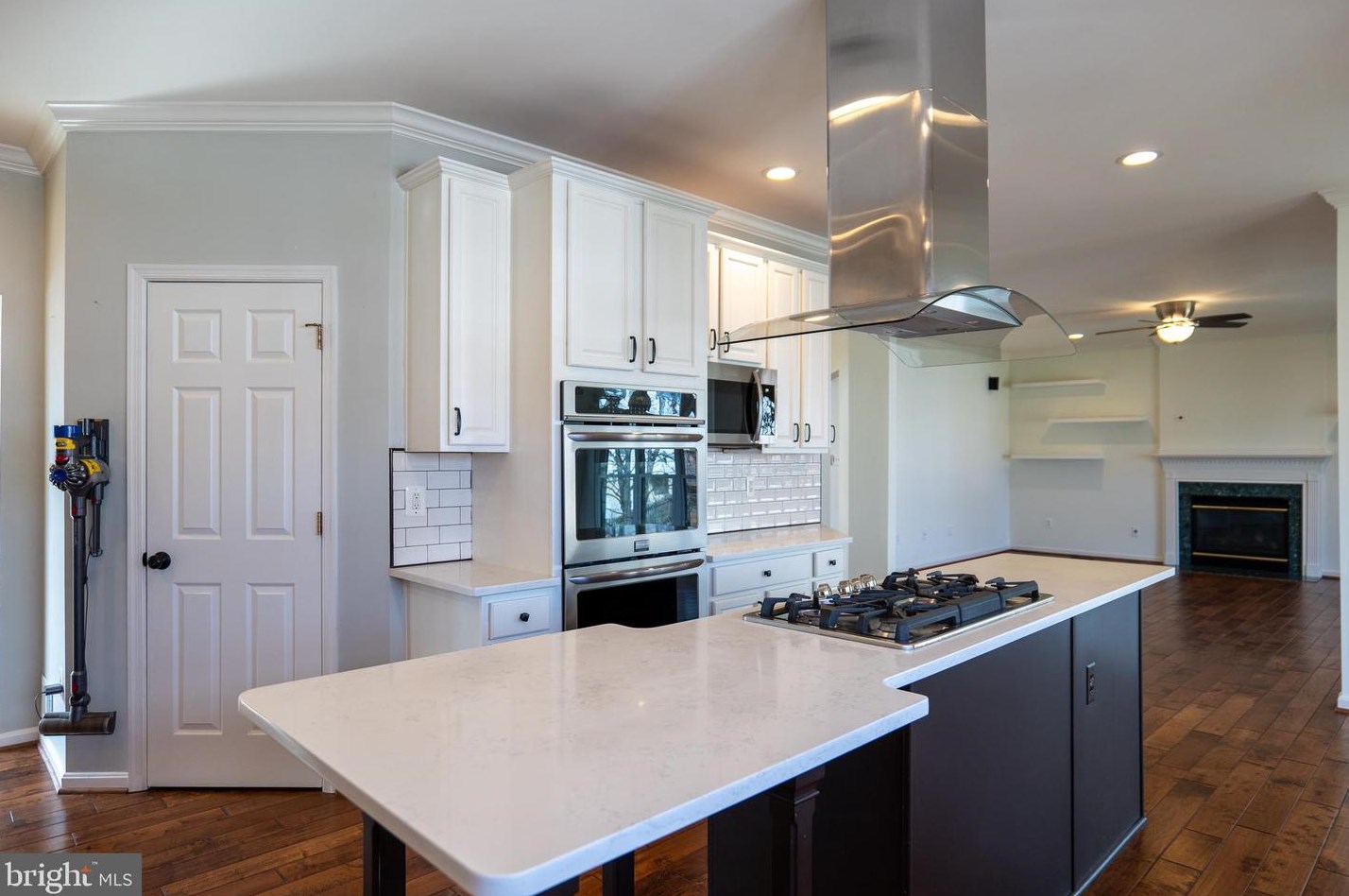 43832 Robindale Ct, Ashburn VA  20147-2379 exterior