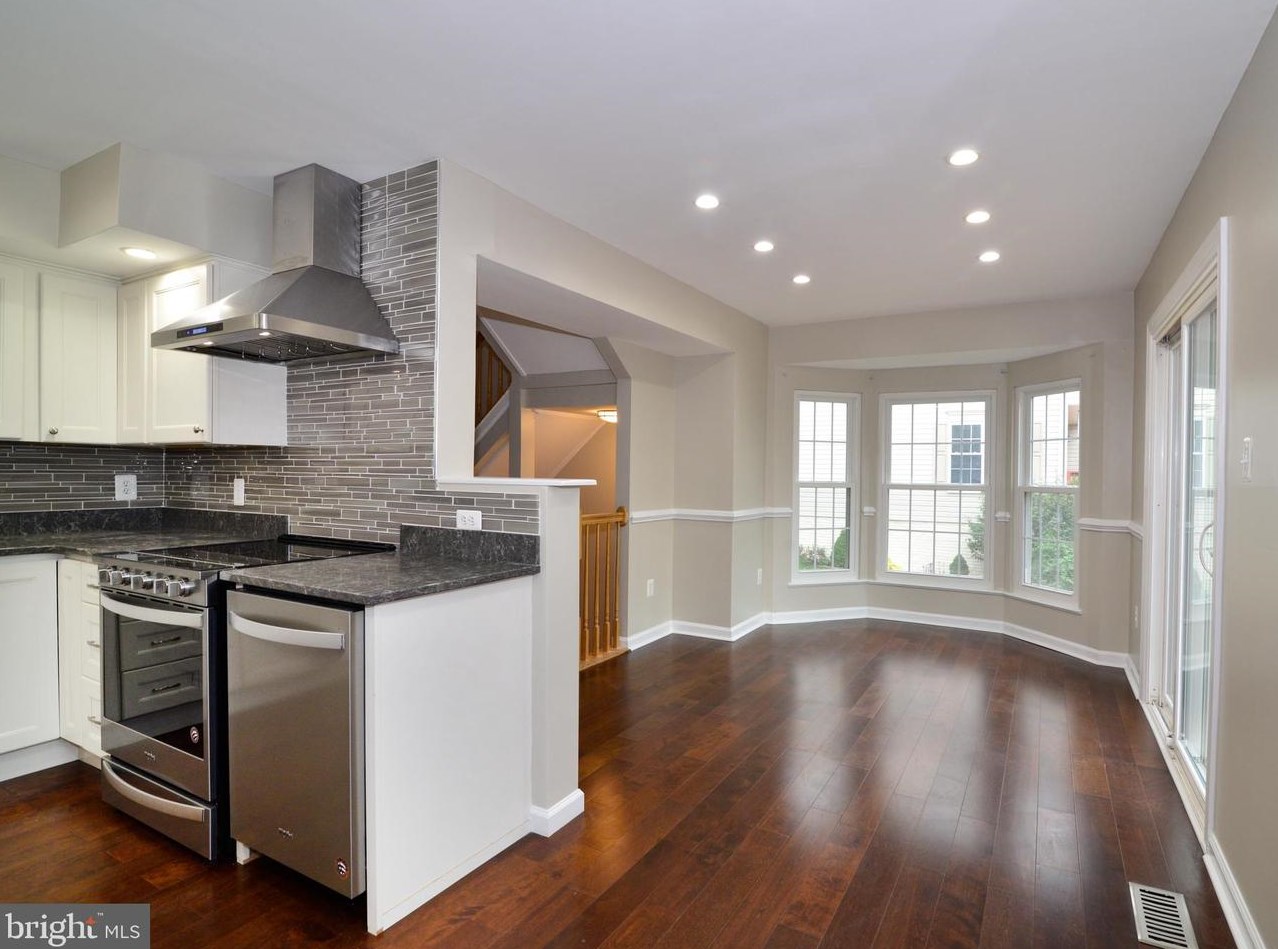 21064 Cornerpost Sq, Ashburn VA  20147-5325 exterior
